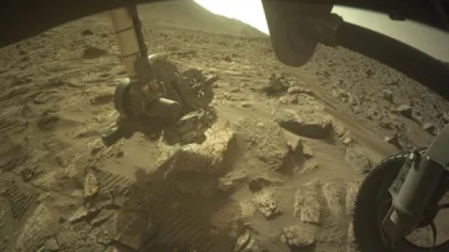 Mars Rover Discovers Complex Carbon Compounds, Hinting at Life's Potential