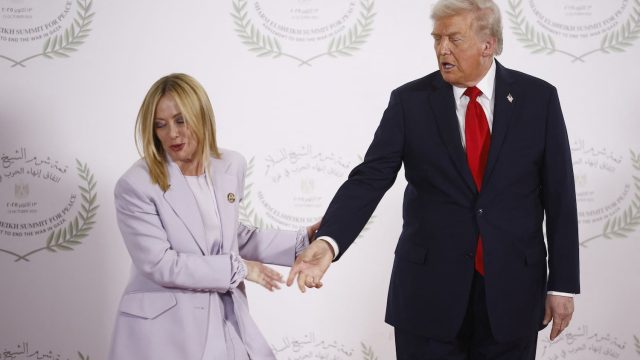 The Uncertain Future of Far-Right Alliances: Meloni and Trump in Focus | mimpi pegang tahi sendiri t